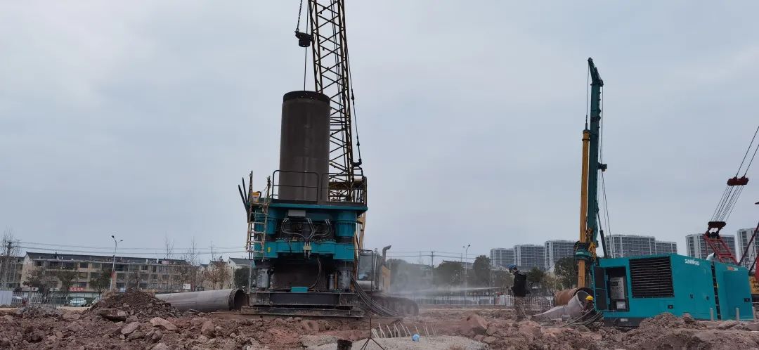 利器出击！星际官网注册智能SWRC260全回转全套管钻机成功完成首钻