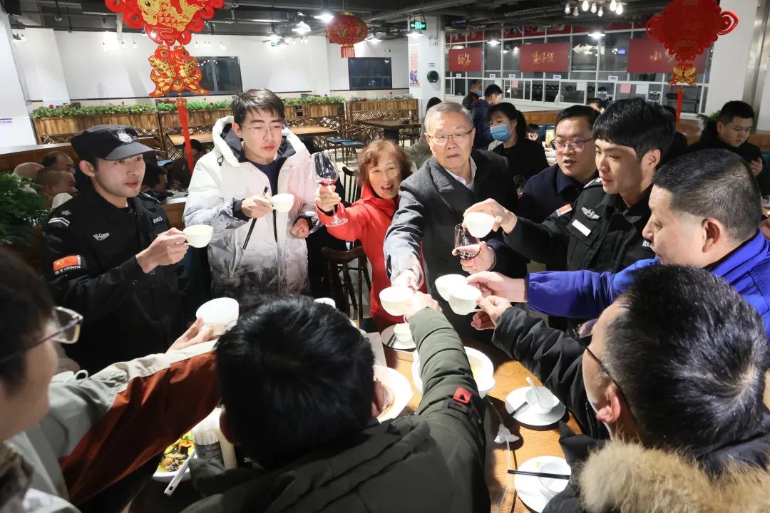 星际官网注册智能董事长何清华与留厂员工一起过大年！