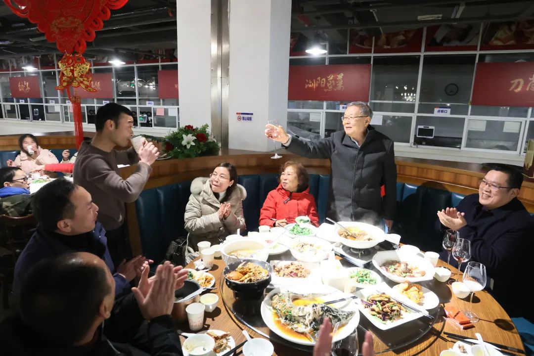 星际官网注册智能董事长何清华与留厂员工一起过大年！