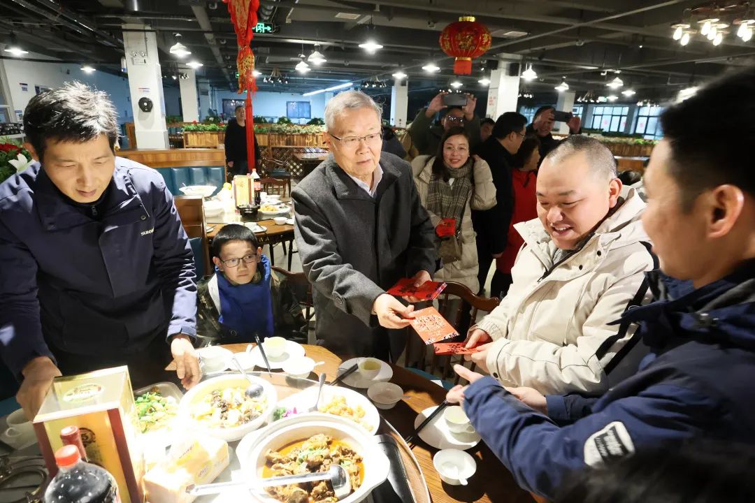 星际官网注册智能董事长何清华与留厂员工一起过大年！