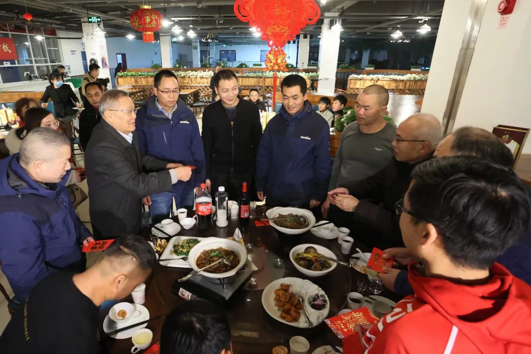 星际官网注册智能董事长何清华与留厂员工一起过大年！