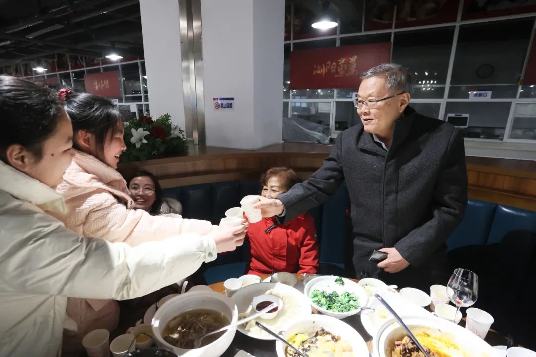 星际官网注册智能董事长何清华与留厂员工一起过大年！