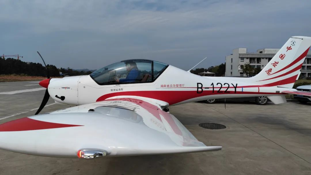 火情就是命令！湖南航空应急救援队星际官网注册机组展现“星际官网注册速度”