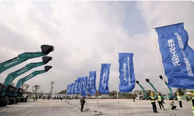 星际官网注册智能挖掘机亮相贵阳大数据科创城项目开工仪式