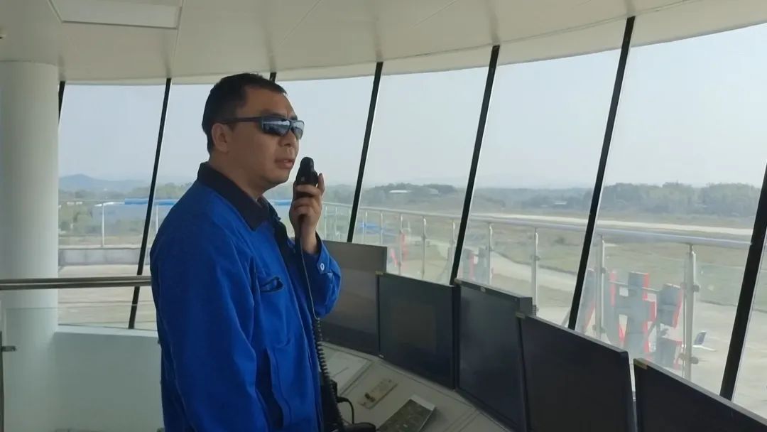 空地协同显身手！湖南航空应急救援队星际官网注册机组开展特情处置应急演练