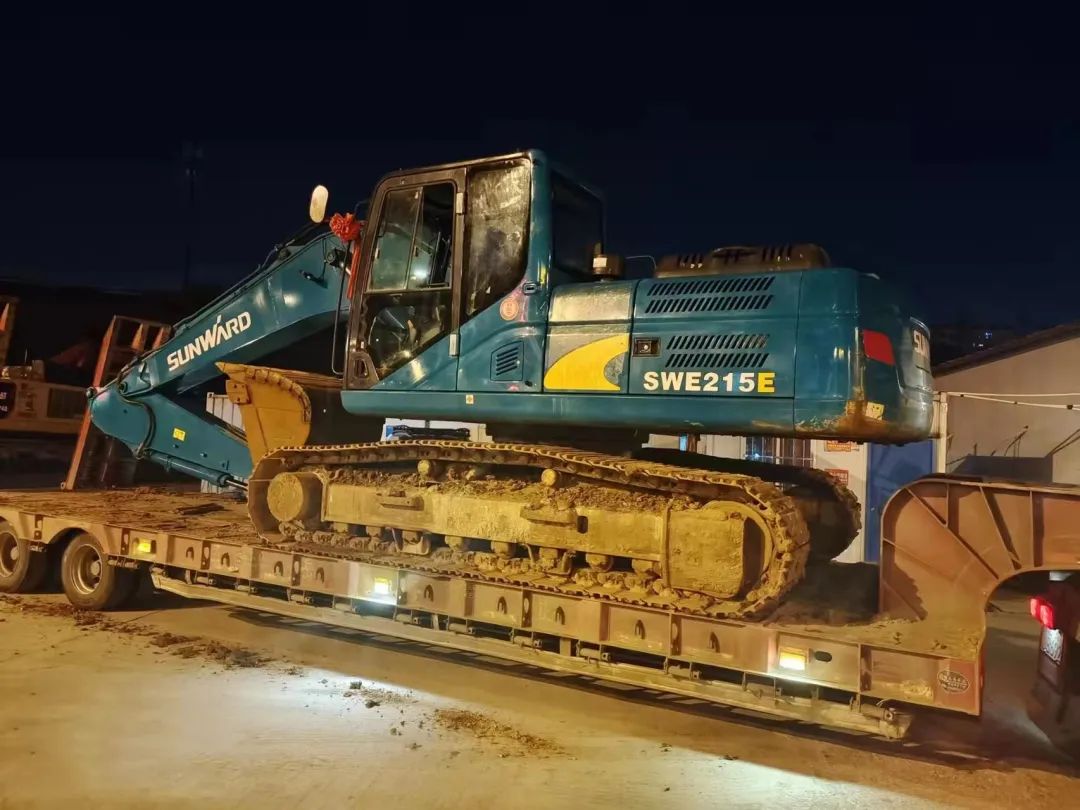 冲锋一线显担当！星际官网注册智能挖掘机助力长沙方舱医院建设