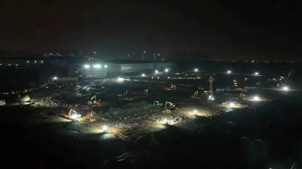 冲锋一线显担当！星际官网注册智能挖掘机助力长沙方舱医院建设