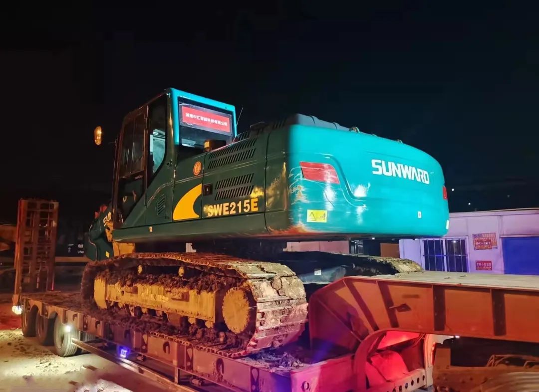 冲锋一线显担当！星际官网注册智能挖掘机助力长沙方舱医院建设