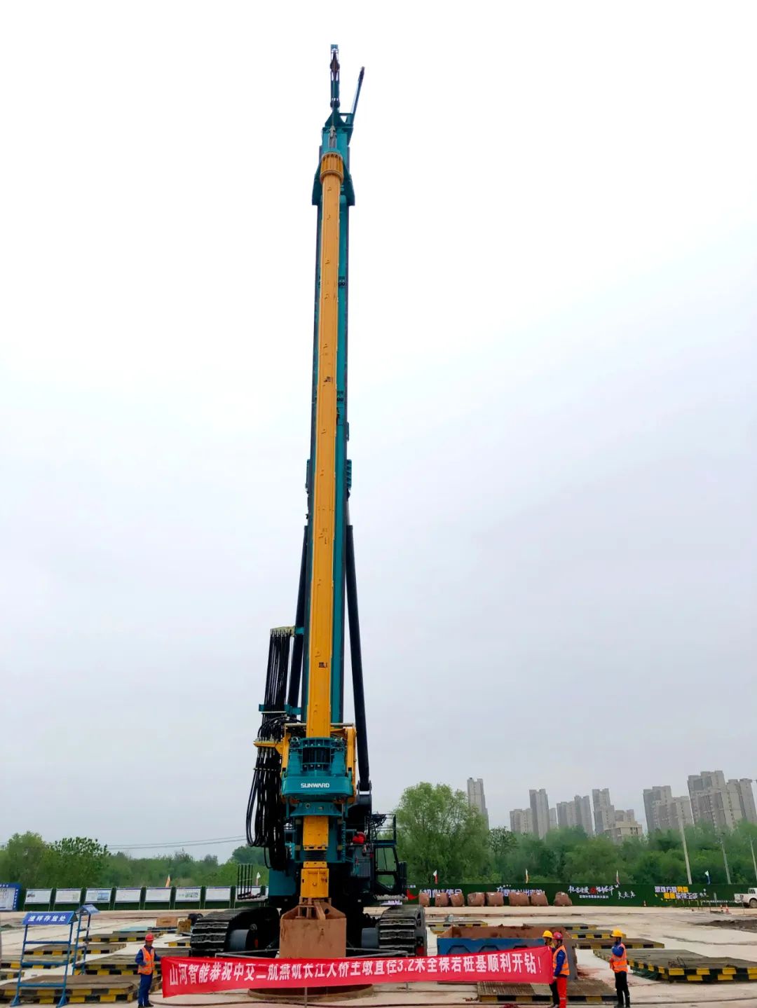 再啃“硬骨头”！星际官网注册智能“超级桩备”助建燕矶长江大桥