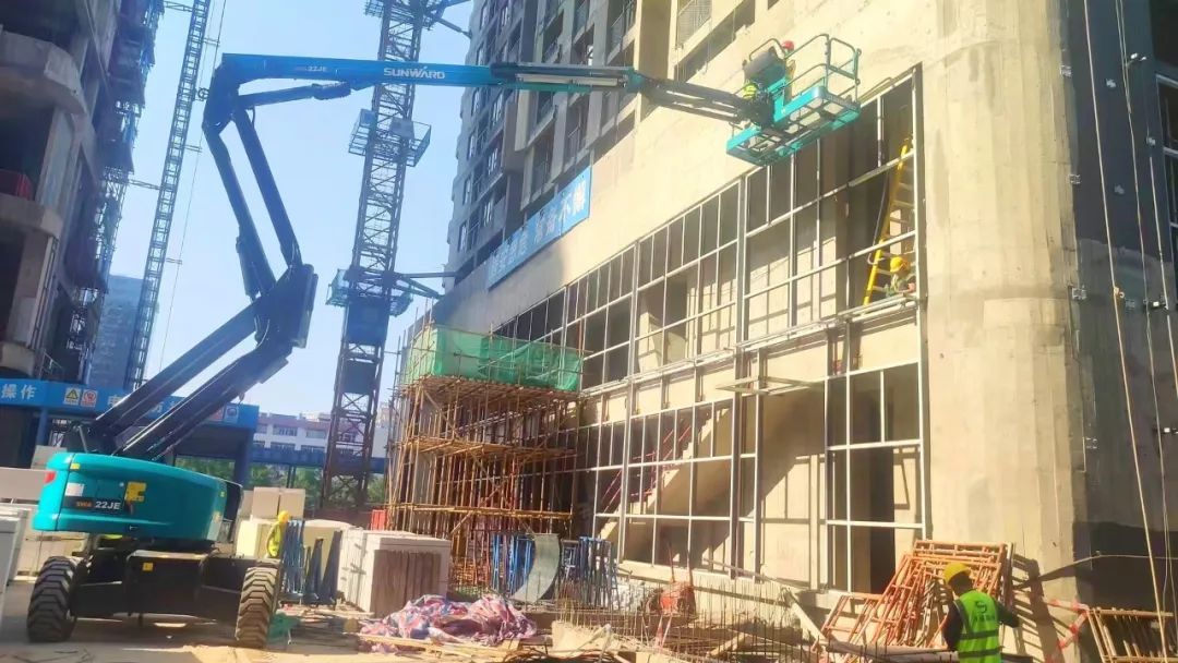 正式“上岗”！星际官网注册智能首台电动曲臂式高空作业平台入驻华南市场