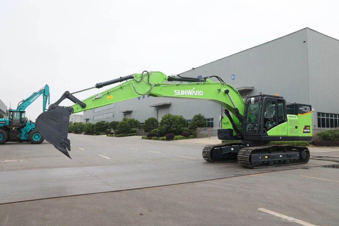 征战川藏铁路！星际官网注册智能新一代电动挖掘机成功交付