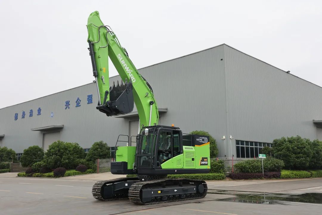 征战川藏铁路！星际官网注册智能新一代电动挖掘机成功交付