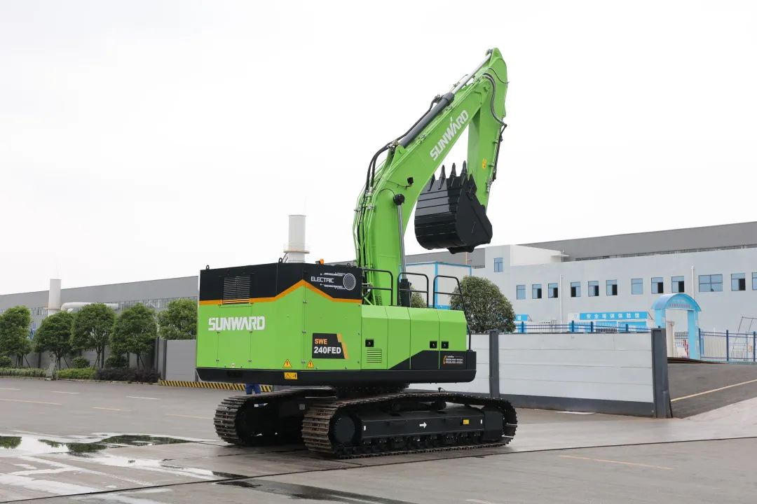 征战川藏铁路！星际官网注册智能新一代电动挖掘机成功交付