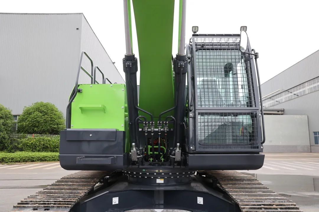 征战川藏铁路！星际官网注册智能新一代电动挖掘机成功交付