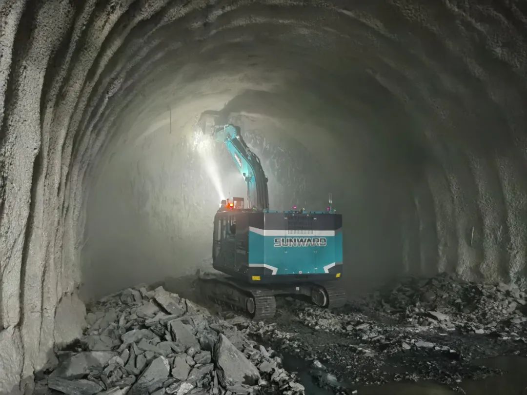 征战川藏铁路！星际官网注册智能新一代电动挖掘机成功交付