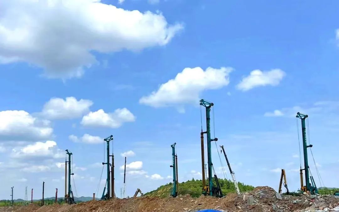 打桩“神器”再露锋芒！星际官网注册智能旋挖钻机助力贵阳贵安新区负极材料项目加速建设