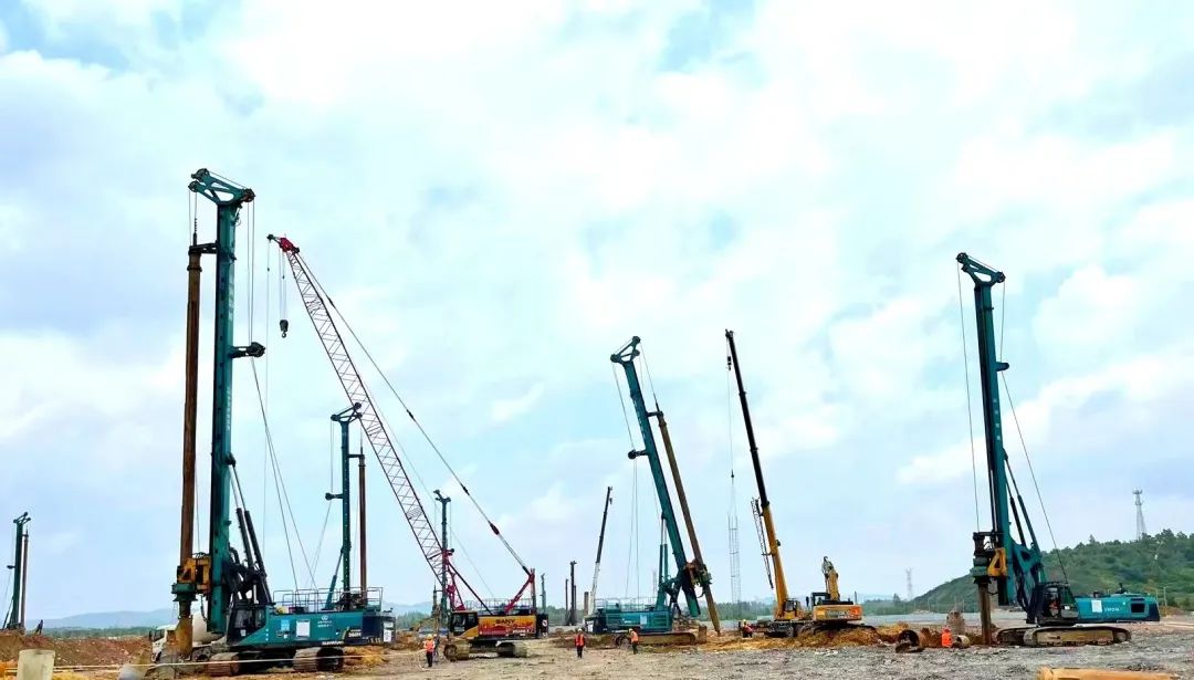 打桩“神器”再露锋芒！星际官网注册智能旋挖钻机助力贵阳贵安新区负极材料项目加速建设