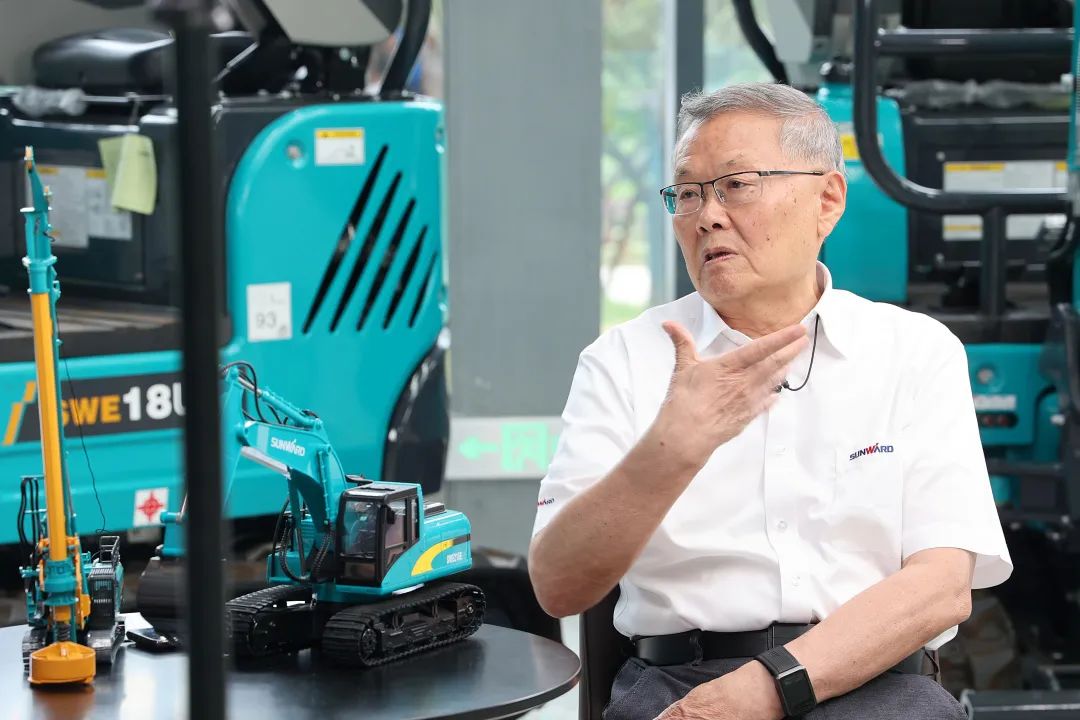 CGTN探厂！专访星际官网注册智能董事长、首席专家何清华花絮来了