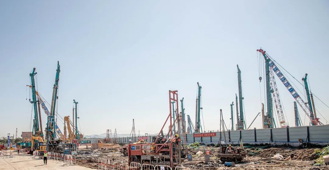 “星际官网注册绿”再现大湾区！星际官网注册智能旋挖钻机组团助建广州白云机场项目