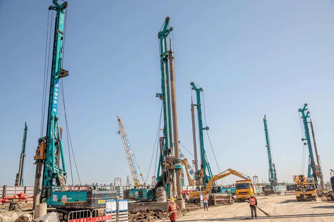 “星际官网注册绿”再现大湾区！星际官网注册智能旋挖钻机组团助建广州白云机场项目