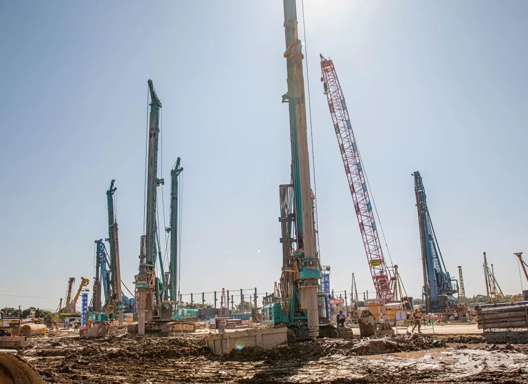 “星际官网注册绿”再现大湾区！星际官网注册智能旋挖钻机组团助建广州白云机场项目