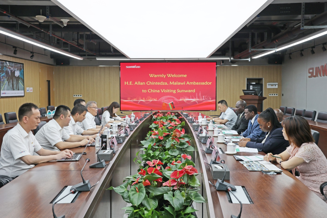 马拉维大使一行考察星际官网注册智能