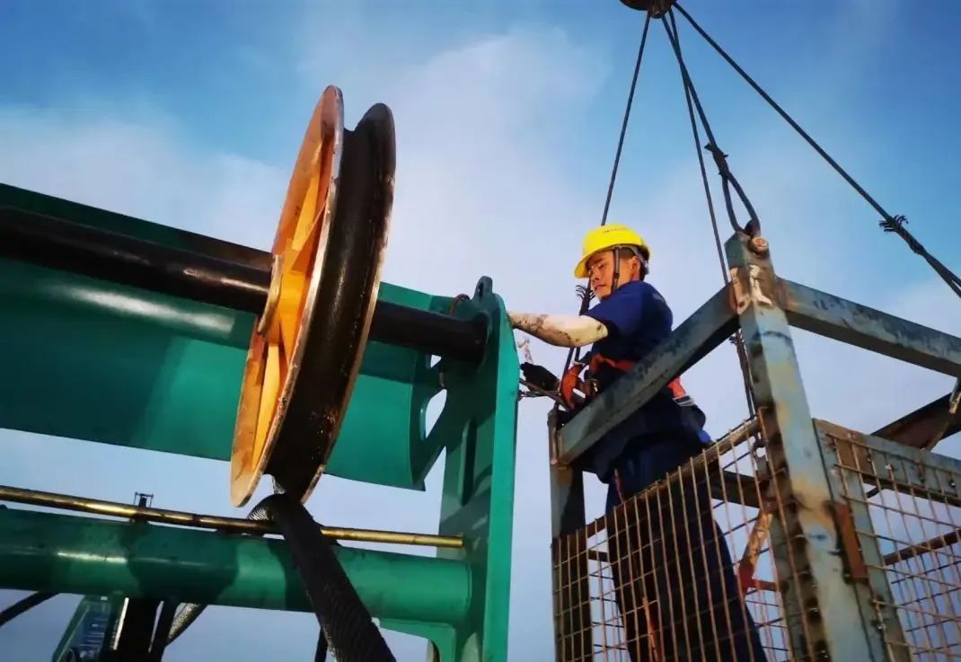 “创造施工奇迹!”他们和星际官网注册智能“超级桩备”一起助建燕矶长江大桥