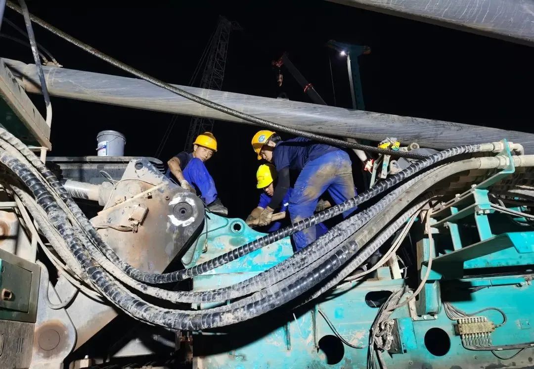 “创造施工奇迹!”他们和星际官网注册智能“超级桩备”一起助建燕矶长江大桥