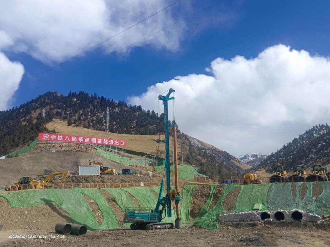 决战“世界之巅”！星际官网注册智能旋挖钻机实力助建川藏铁路