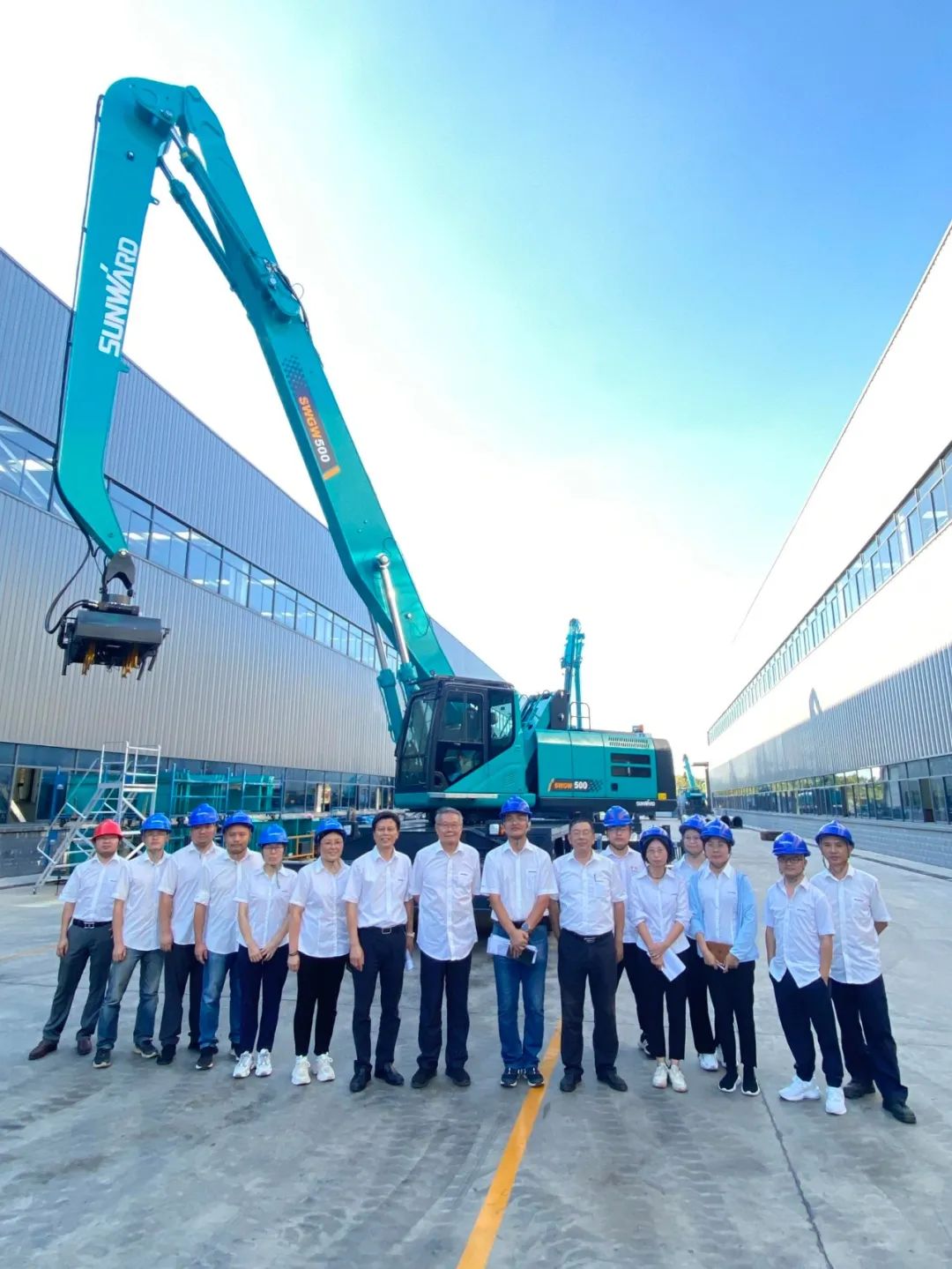 作业幅度达18米，星际官网注册智能首台轮式抓料机成功下线