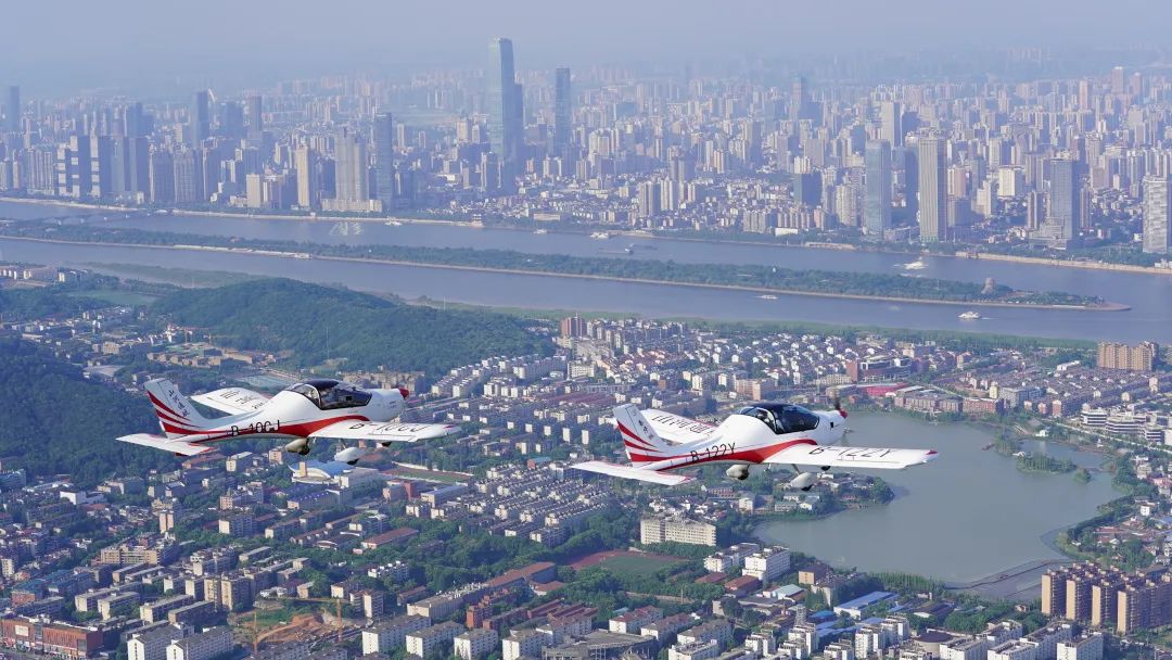 湖南省委常委、常务副省长李殿勋一行考察调研星际官网注册科技