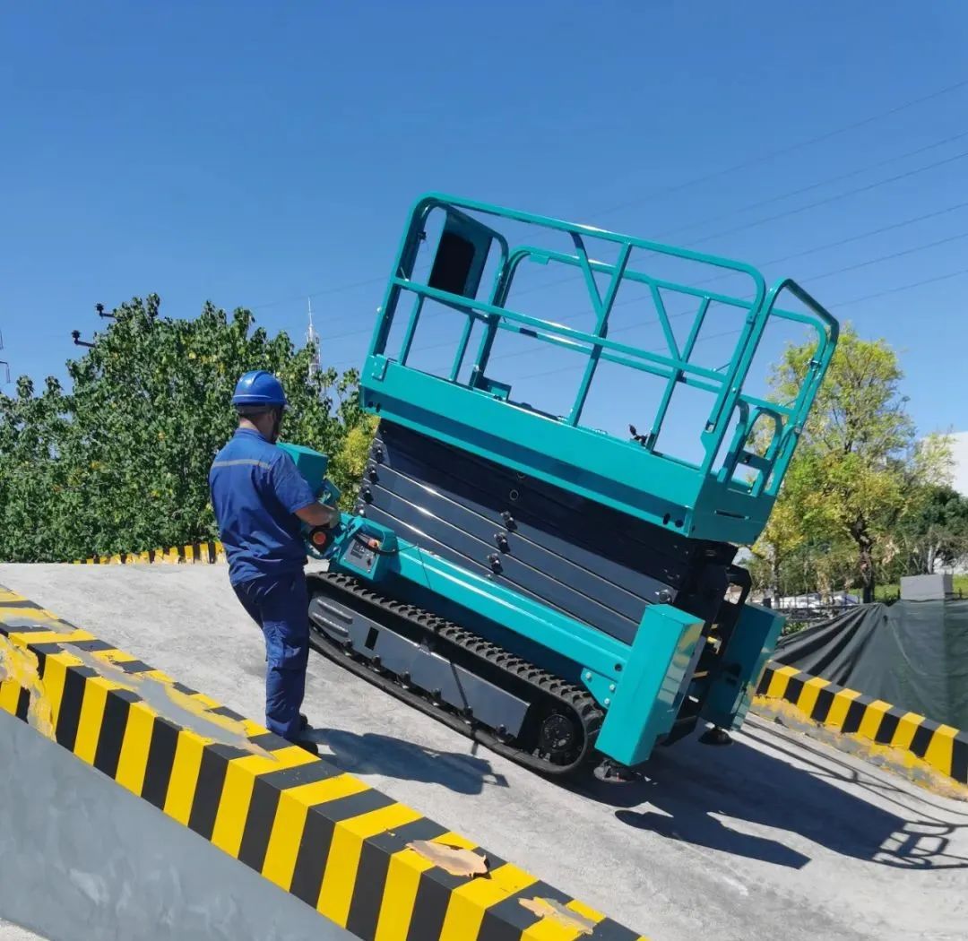 加速电动化产品布局，星际官网注册智能第一款履带剪叉式高空作业平台来了！