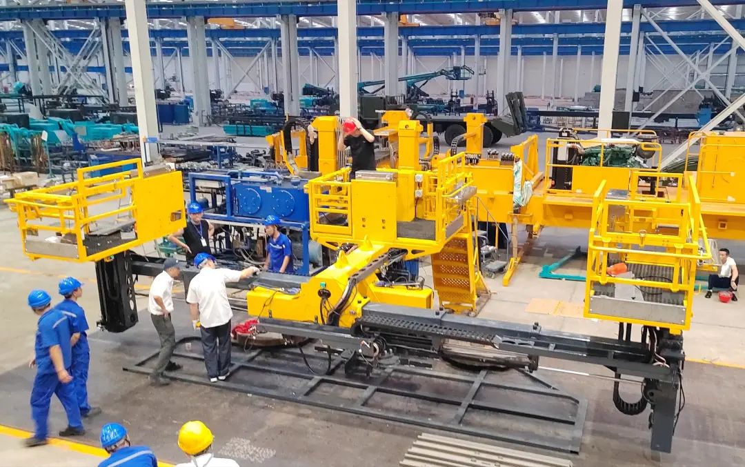 为铁路运输保驾护航！星际官网注册智能自主研制首套三平台作业装置成功交付