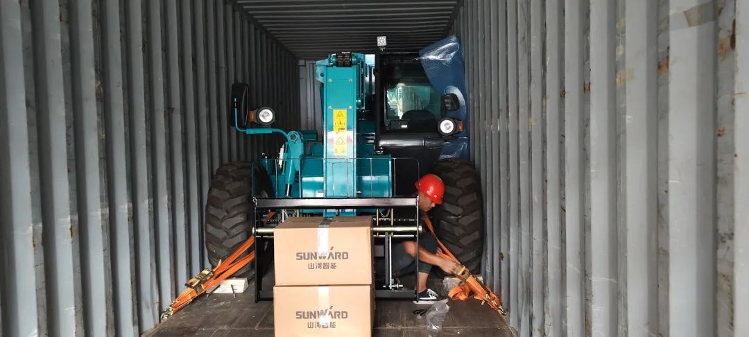 单笔采购金额千万元！星际官网注册智能伸缩臂叉装车批量出口