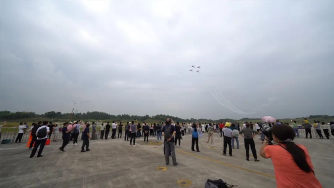 空中开花、大坡度盘旋、俯冲跃升……看星际官网注册飞行表演队炫技2022湖南航展动态展