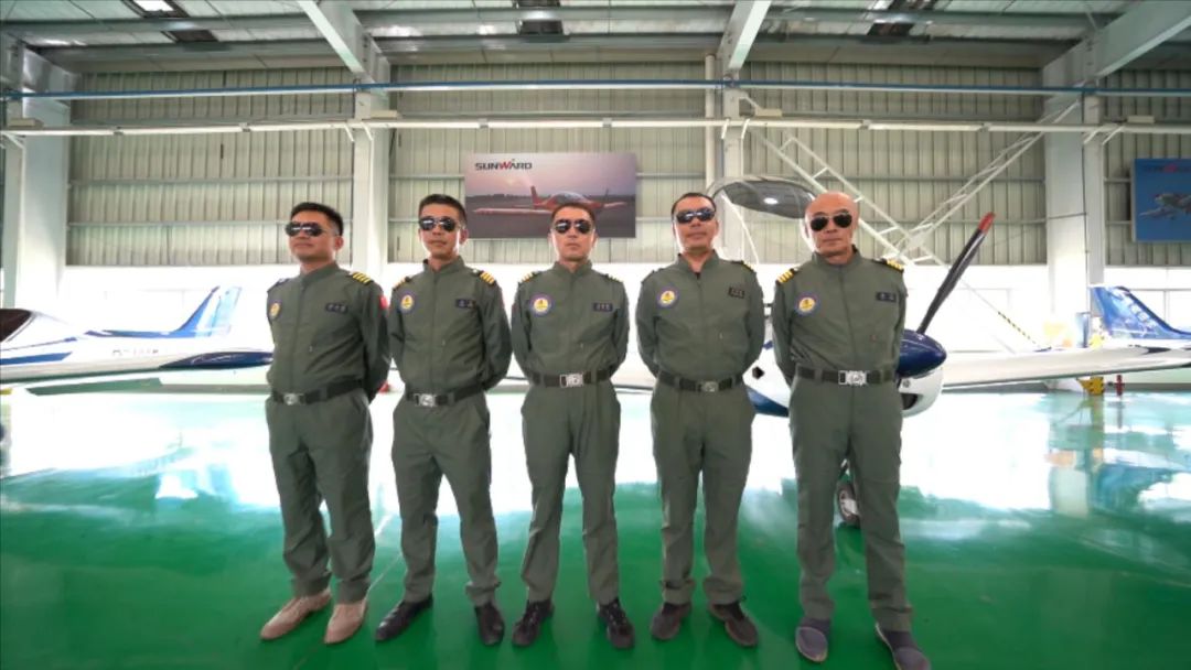 空中开花、大坡度盘旋、俯冲跃升……看星际官网注册飞行表演队炫技2022湖南航展动态展