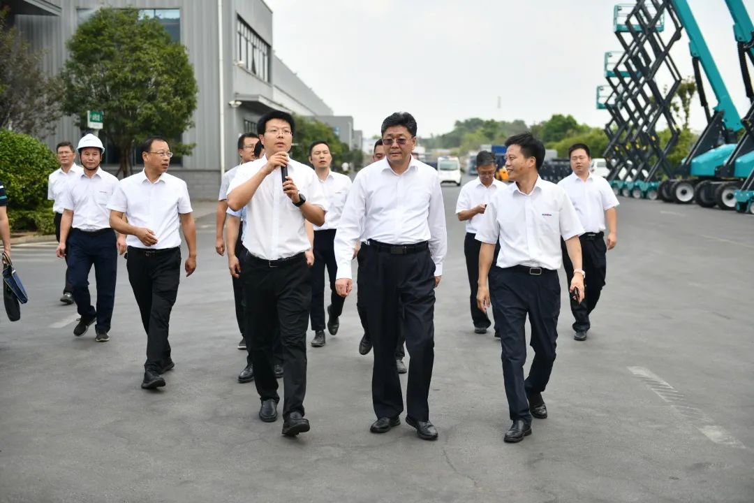 国家应急管理部郭治武局长一行考察星际官网注册智能无人化应急救援装备