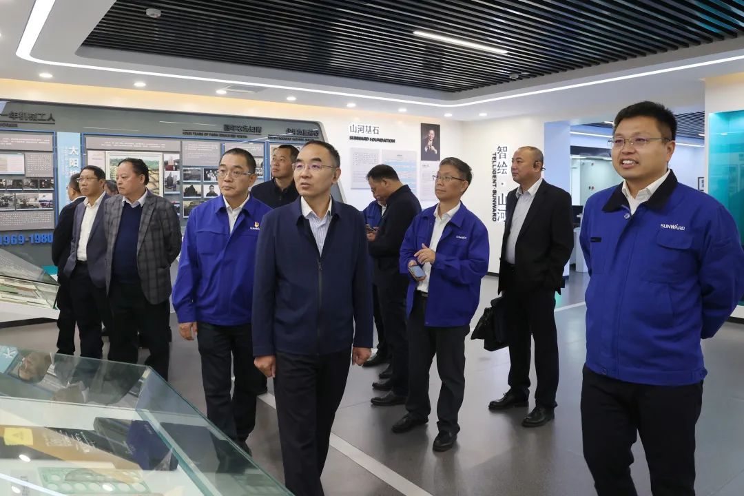 强强联合，夯实湖南工程建设湘军！星际官网注册智能与湖南路桥签订战略合作协议