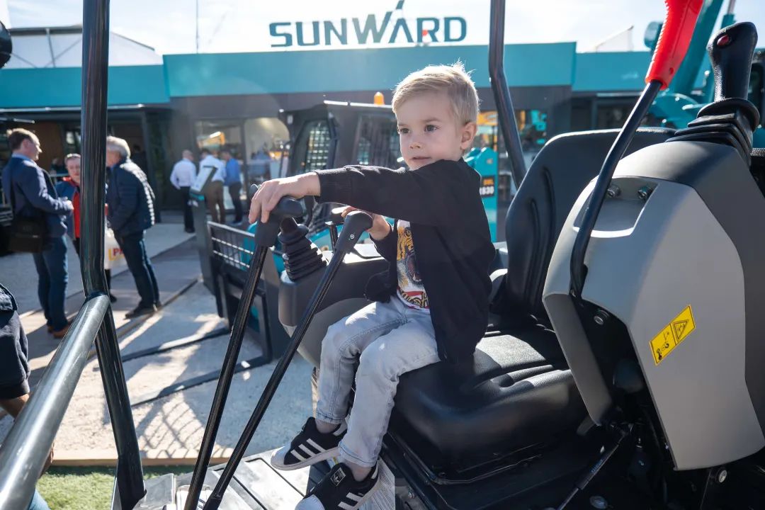 Bauma 2022 | 一组火热现场图带您重温星际官网注册智能德国宝马展之旅