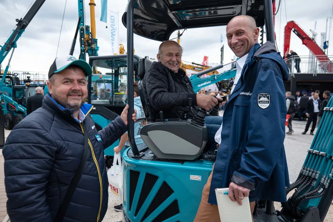 Bauma 2022 | 一组火热现场图带您重温星际官网注册智能德国宝马展之旅