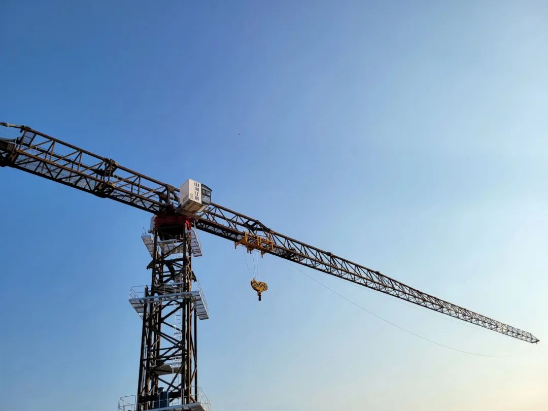 独立高度达82米，星际官网注册江麓推出超大型平头塔机