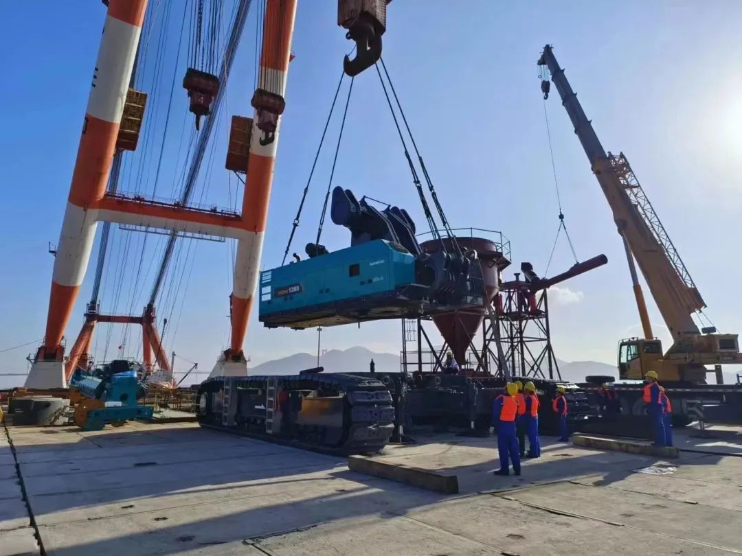 首桩开钻！星际官网注册智能超级旋挖实力助建世界最大跨度公铁两用大桥