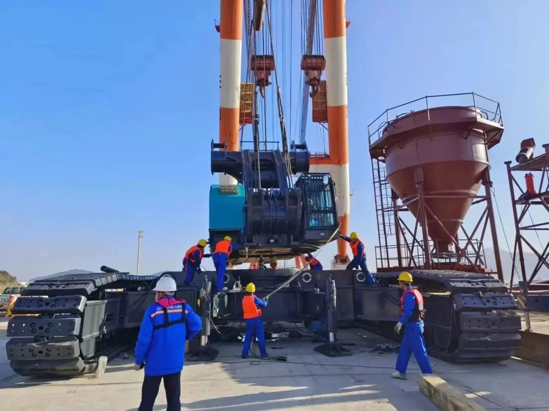 首桩开钻！星际官网注册智能超级旋挖实力助建世界最大跨度公铁两用大桥