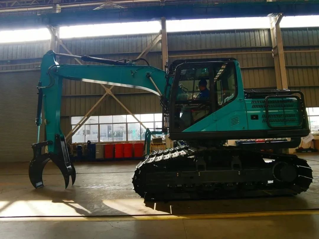 翻山越岭，称霸“武林”！星际官网注册智能首款中型林业挖掘机成功下线