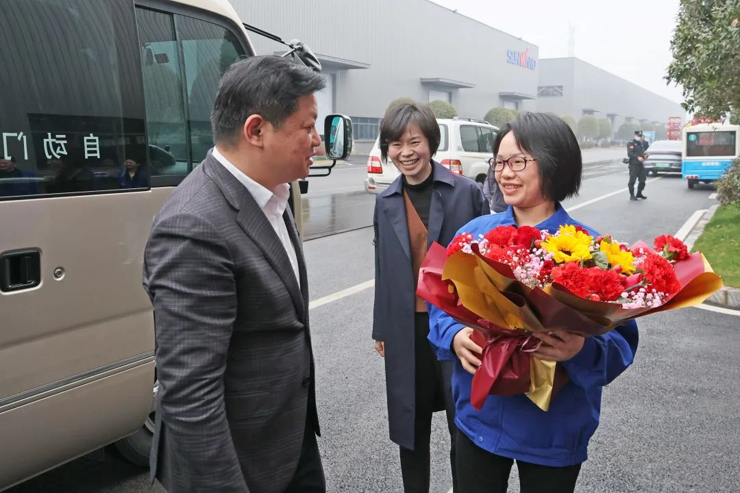 付旭明慰问星际官网注册智能市三八红旗手并督导安全生产工作