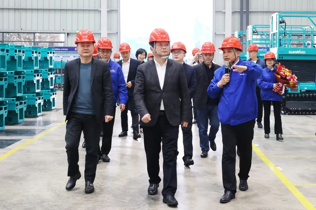 付旭明慰问星际官网注册智能市三八红旗手并督导安全生产工作