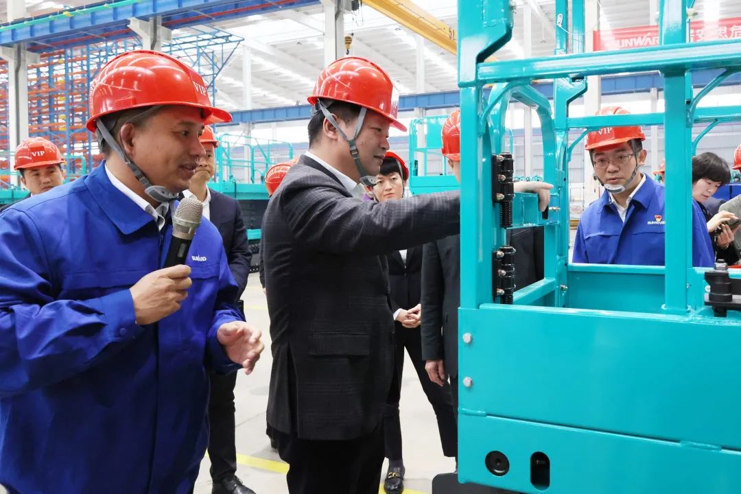 付旭明慰问星际官网注册智能市三八红旗手并督导安全生产工作