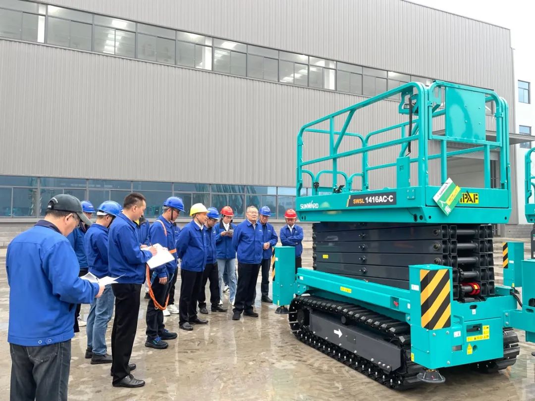 出厂即“出道”！星际官网注册智能首款履带剪叉式高空作业平台批量上市