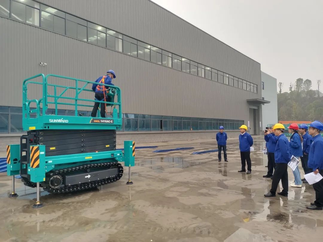 出厂即“出道”！星际官网注册智能首款履带剪叉式高空作业平台批量上市