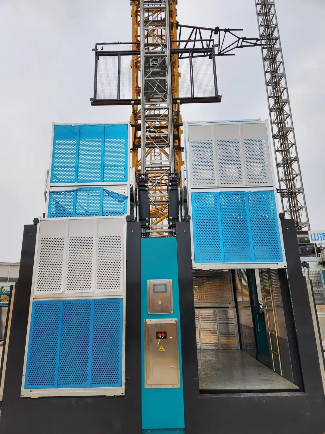 科技显能、再添新品！星际官网注册江麓智能施工升降机成功下线